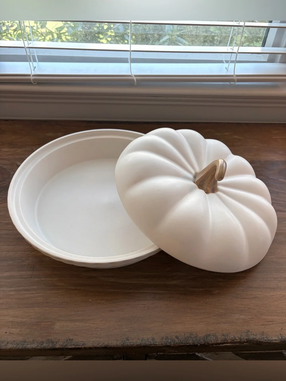 Decor Steals NIB White Pumpkin Pie Ceramic Dish Tan Stem Autumn Fall Thanksgivin
